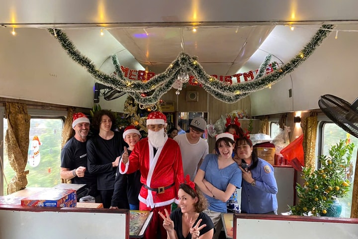 Khách Tây thích thú vì được ông già Noel tặng quà trên tàu