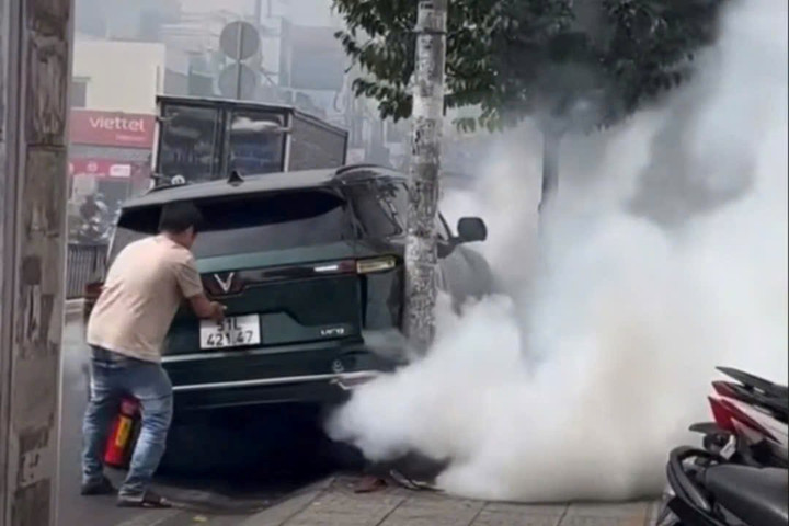 Ô tô xịt khói mù mịt trên đường phố TP.HCM
