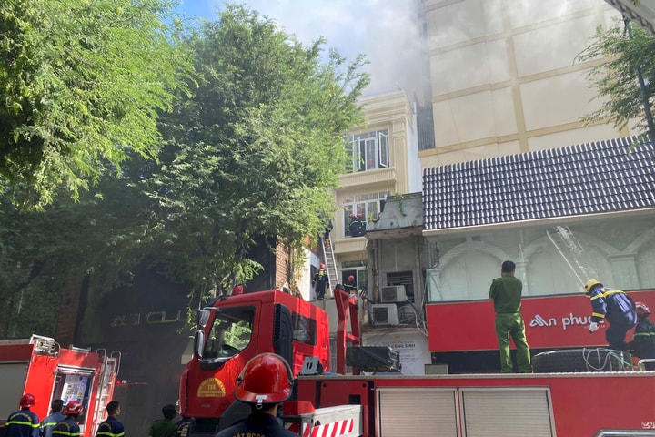 Cháy lớn ở quán bar trung tâm TP.HCM