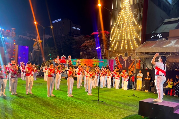 Tưng bừng không khí lễ hội cuối năm cùng Liên hoan nhạc kèn và múa rối