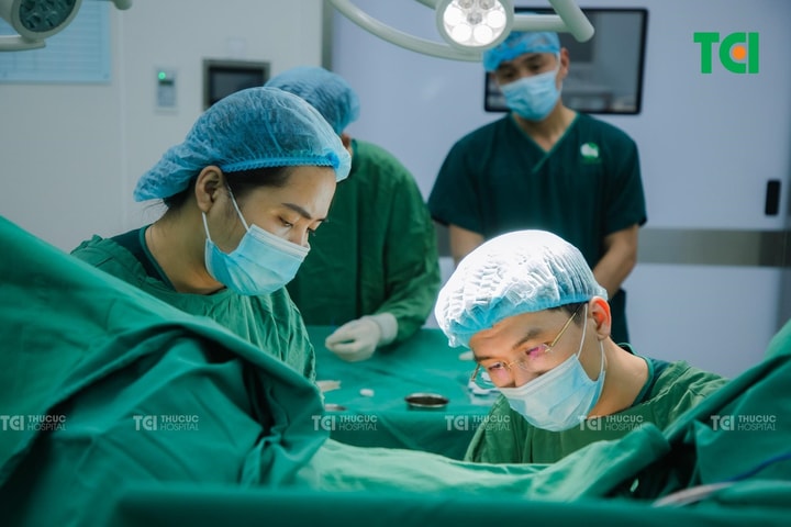 Trĩ “nảy mầm” vì thói quen “cắm rễ” trong toilet… dùng điện thoại