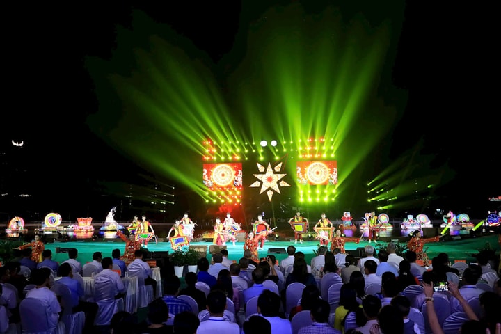 Lung linh sắc màu 'Ngày hội Du lịch - Đêm Hoa đăng Ninh Kiều, Cần Thơ'