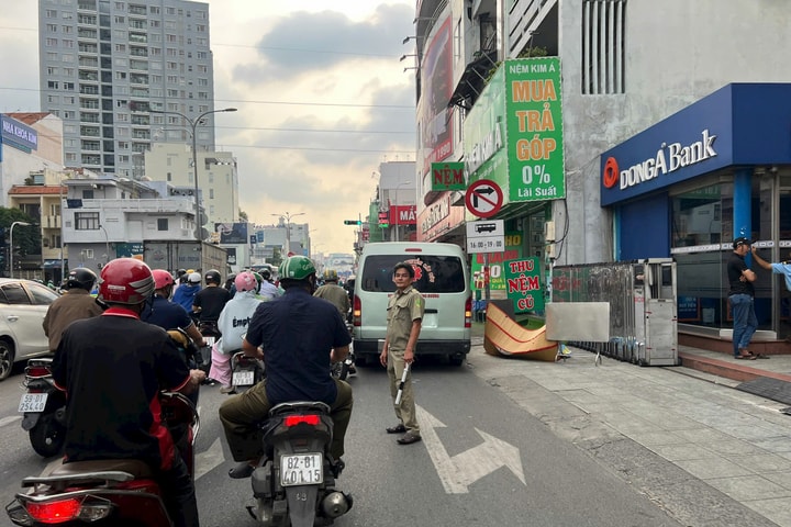 Làm thủ tục tại ngân hàng xong ra ngoài thì tử vong