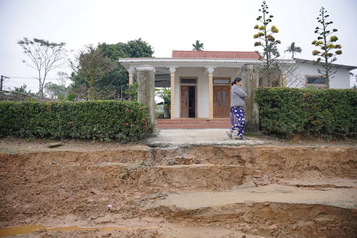 Sạt lở dọc bờ sông Rào Cùng (TT-Huế) khiến nhiều người dân lo lắng