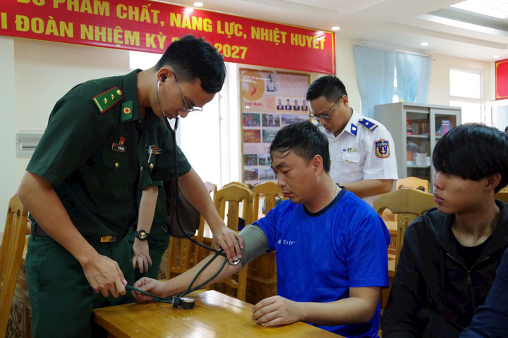 Tiếp nhận 5 thuyền viên trên tàu nước ngoài bị nạn trên biển