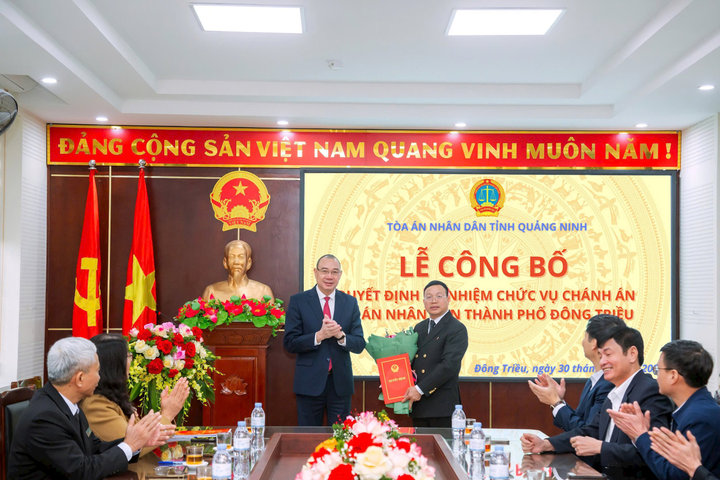Trao Quyết định bổ nhiệm Chánh án TAND thành phố Đông Triều