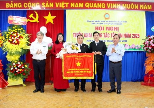 TAND quận Ninh Kiều nhận Cờ thi đua của Chính phủ