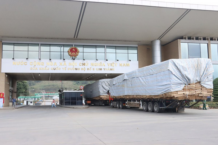 Xuất nhập khẩu hàng hoá qua cửa khẩu Lào Cai ngày đầu năm mới đạt 1,6 triệu USD