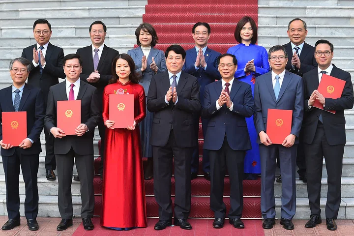 Chủ tịch nước Lương Cường trao Quyết định phong hàm cho các Đại sứ