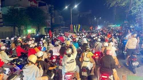 Người dân Cần Thơ đổ ra đường mừng chiến thắng của đội tuyển Việt Nam