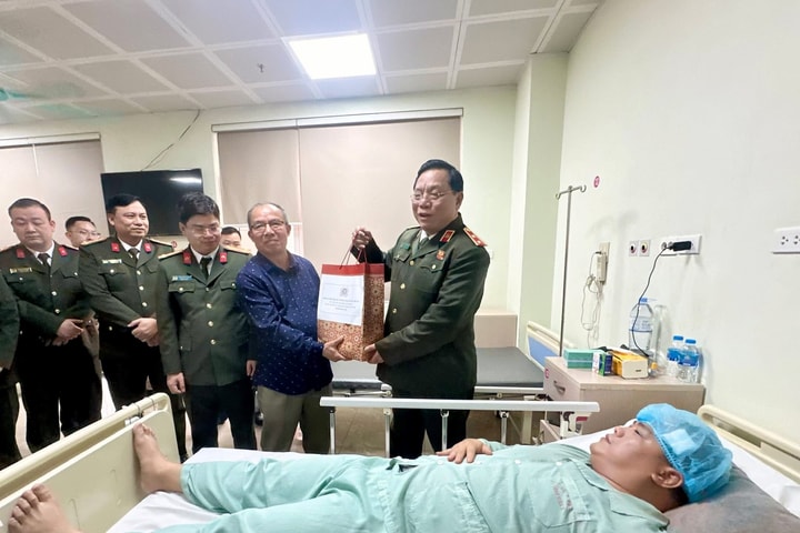 Lạng lách, tông vào Công an khi bị dừng xe kiểm tra