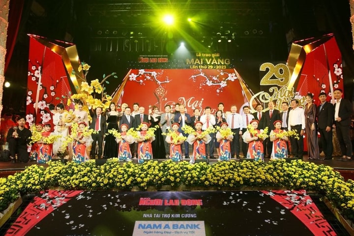 Mai vàng và 30 năm thắp sáng ngọn đèn sân khấu, tôn vinh cống hiến của nghệ sĩ Việt
