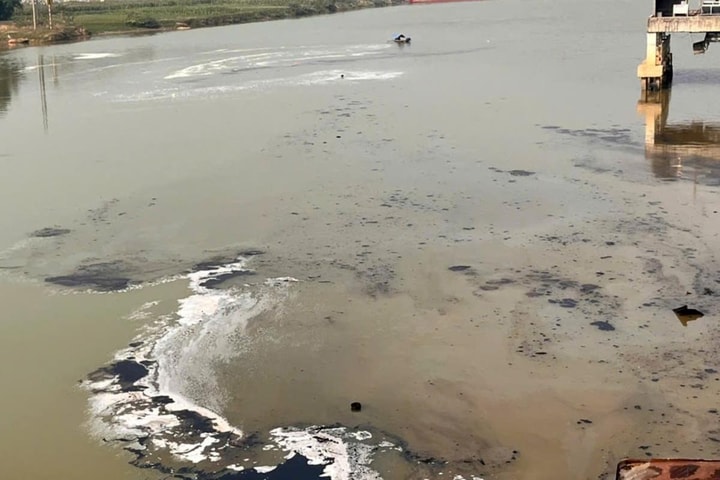 Vụ nổ tàu chở dầu ở Ninh Bình: Khắc phục sự cố tràn dầu ra sông Bôi