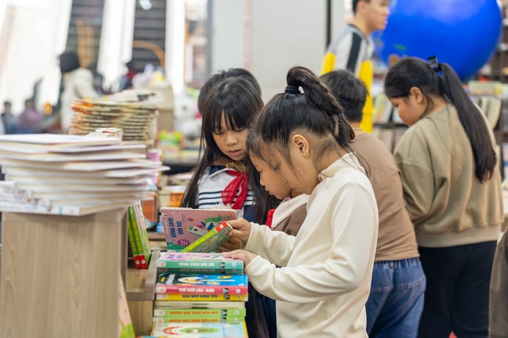 Khai trương nhà sách Tân Việt - Winmart Trung Hòa