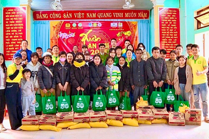 Chương trình “Tết an vui – Xuân biên giới” đến với bà con xã Quảng Nhâm (TP.Huế)