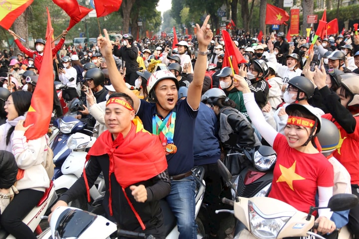 Hà Nội: Hàng vạn người chờ nhìn tận mắt Cúp vô địch