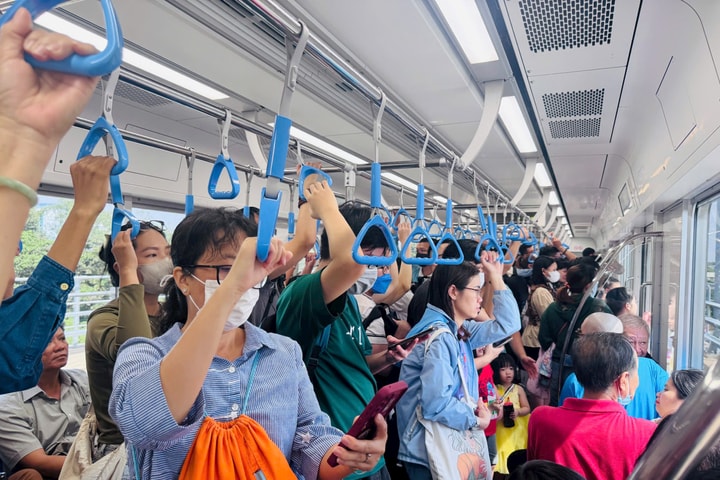 Số người đi Metro ở TP.HCM trong 2 tuần đầu tăng 300% so với kế hoạch