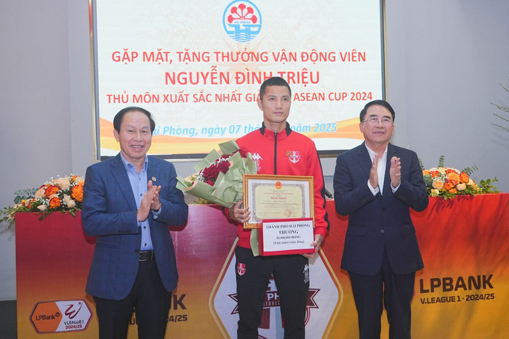 Thưởng 550 triệu đồng cho thủ môn Nguyễn Đình Triệu