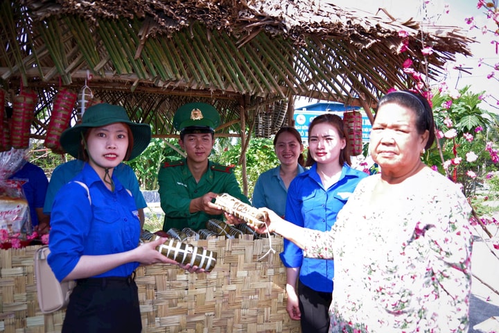 Ấm áp Chương trình 'Xuân biên cương, hải đảo - Tết ấm tình quân dân'