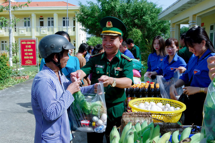Bộ đội Biên phòng Sóc Trăng chung tay chăm lo Tết cho người nghèo