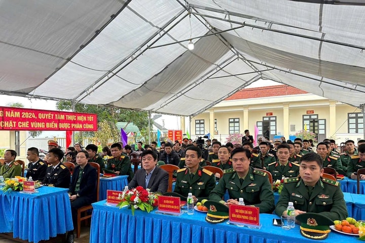 Vùng 3 Hải quân chúc Tết quân và dân huyện đảo Cồn Cỏ ngay trên biển