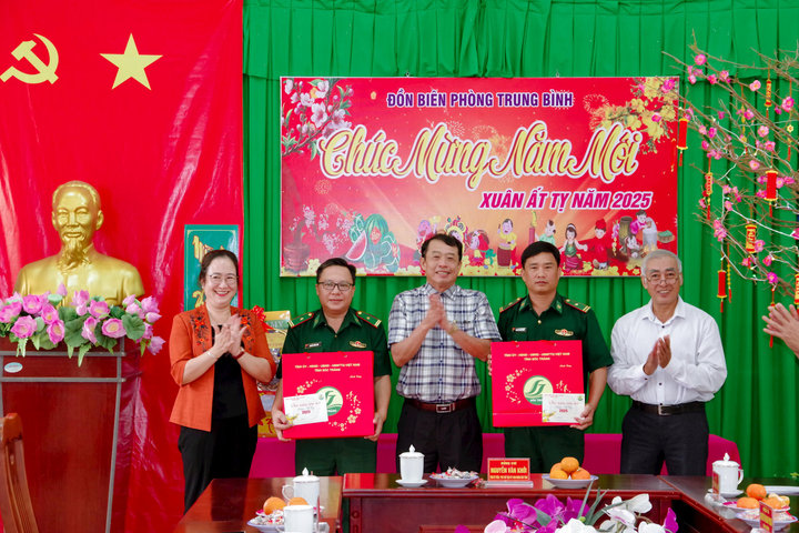 Đoàn công tác tỉnh Sóc Trăng thăm chúc tết các đơn vị Biên phòng tỉnh