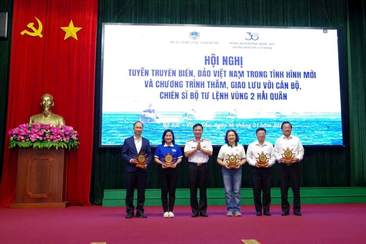 Đoàn đại biểu Đại học Quốc gia TP.HCM thăm, giao lưu tại Vùng 2 Hải quân
