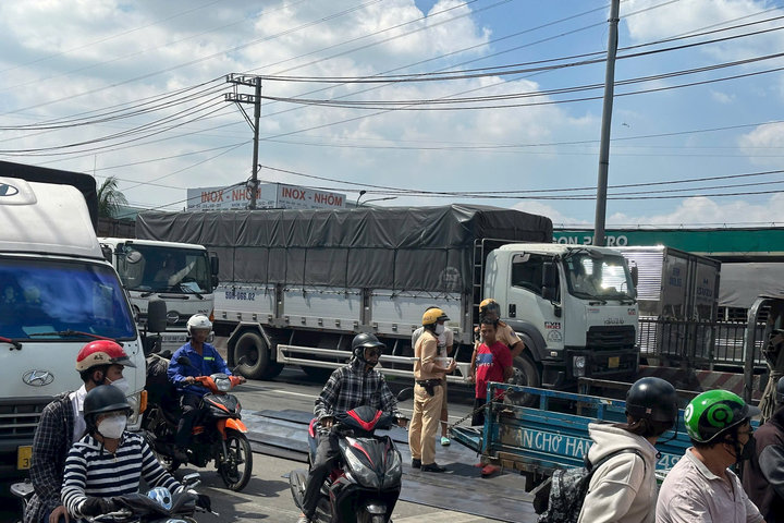 Thắng gấp do đèn không đếm giây, sắt đổ tràn lan trên đường