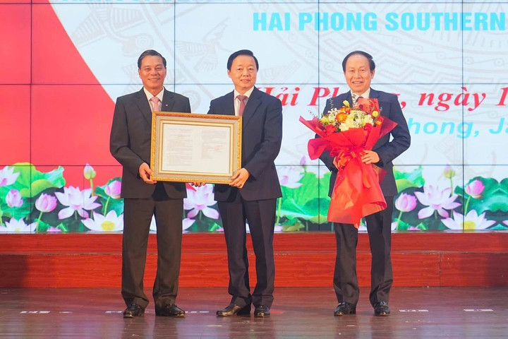 Trao quyết định thành lập Khu kinh tế ven biển phía Nam Hải Phòng