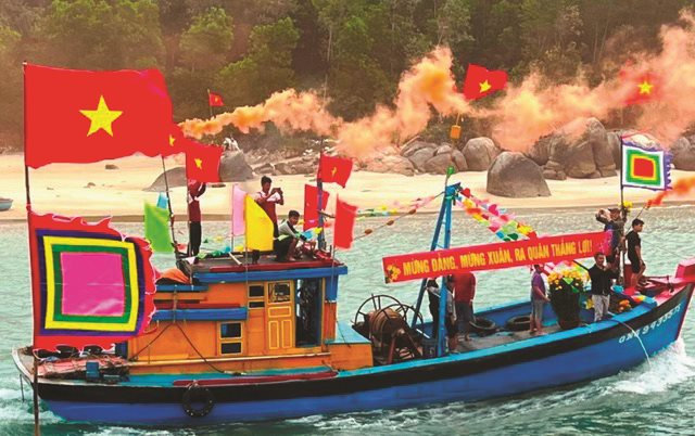 Ngư dân mang “mùa xuân của Đảng” vươn khơi bám biển