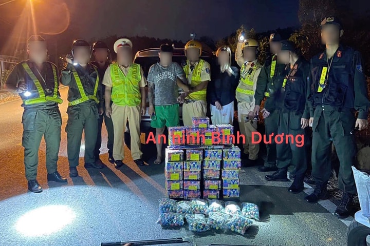 Phát hiện 81 kg pháo hoa nổ và dao tự chế trên xe ô tô