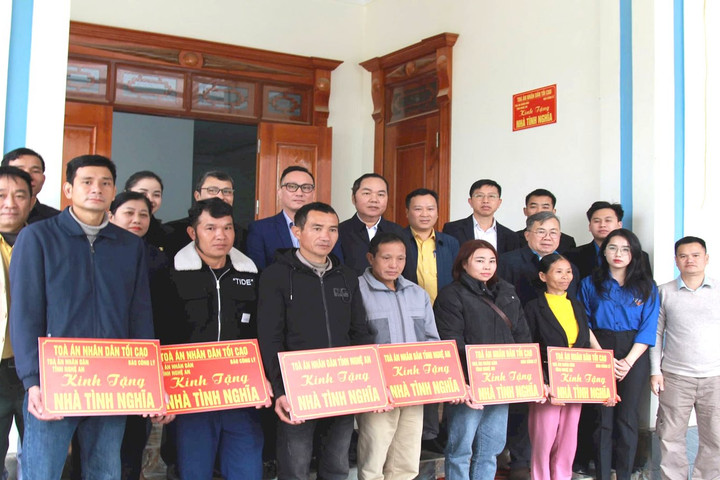 Lễ bàn giao nhà Đại đoàn kết cho người dân huyện Quỳ Châu