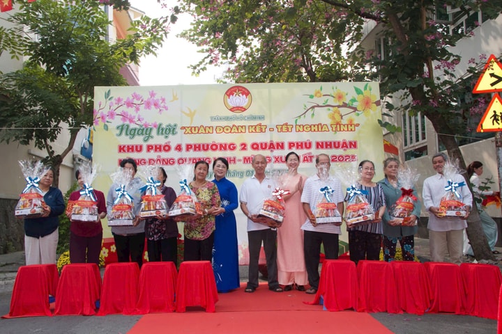 Hơn 1.000 phần quà được gửi đến người dân dịp Xuân Ất Tỵ