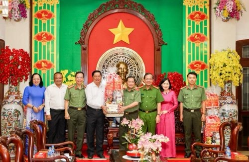 Lãnh đạo TP Cần Thơ thăm, chúc Tết cán bộ, chiến sĩ Công an thành phố