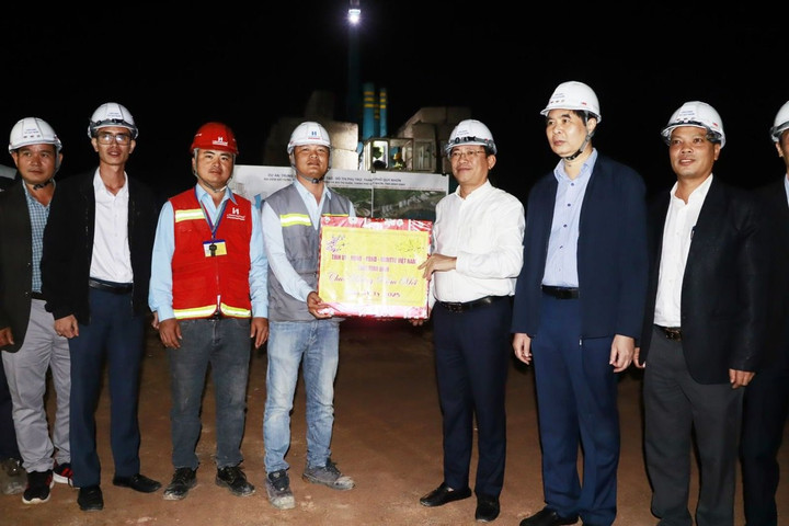 Bình Định: Lãnh đạo tỉnh động viên công nhân tại công trường