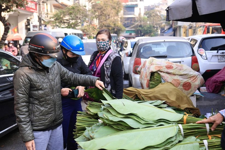 Chợ lá dong tấp nập trước Tết Nguyên đán Ất Tỵ