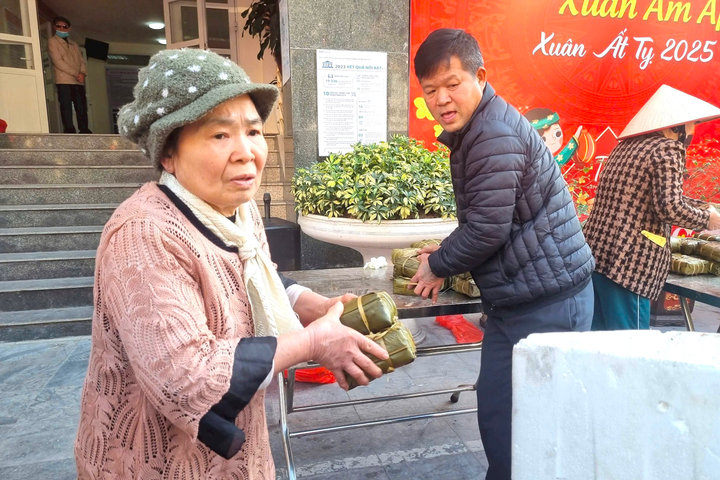 Bánh chưng miễn phí và quà Tết 0 đồng