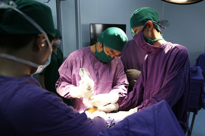 Cứu sống bệnh nhân 15 tuổi bị dao găm cắm xuyên sọ