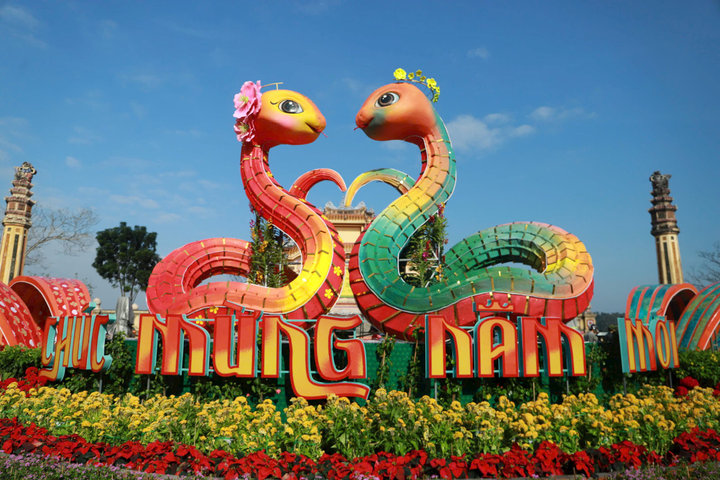 Linh vật rắn gây ấn tượng tại Cố đô Huế