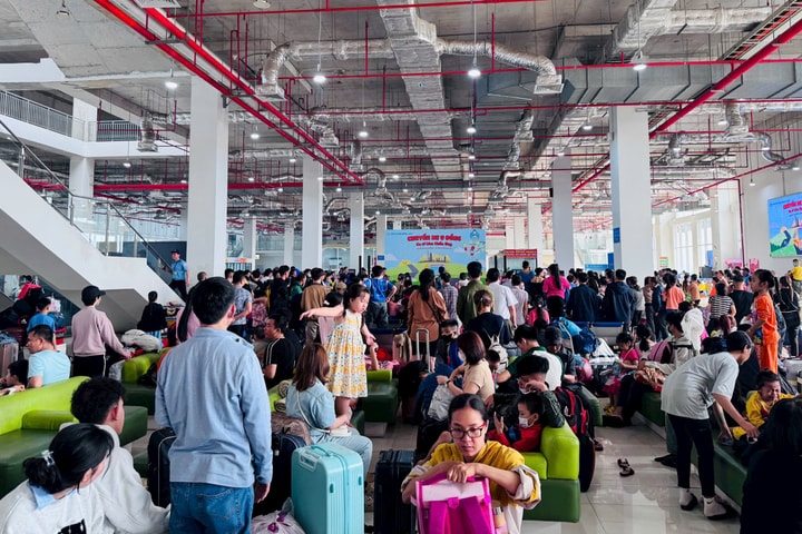 Ngày 25 Tết, bến xe, Metro, sân bay TP.HCM tấp nập người