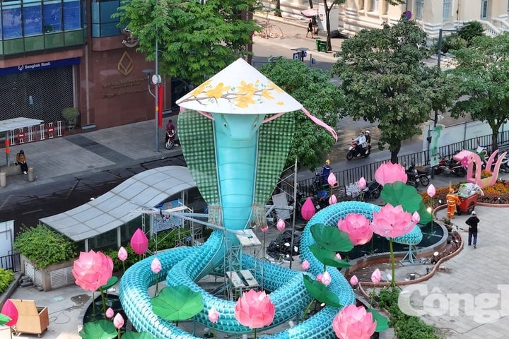 Ngắm linh vật rắn ở TP.HCM ngày Tết