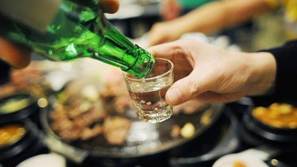 Ai xử phạt người ép người khác uống rượu, bia?