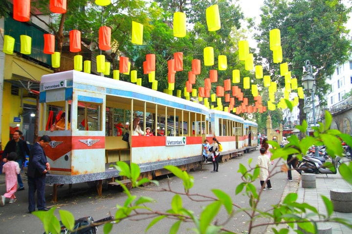 Khám phá toa tàu điện trên phố bích họa