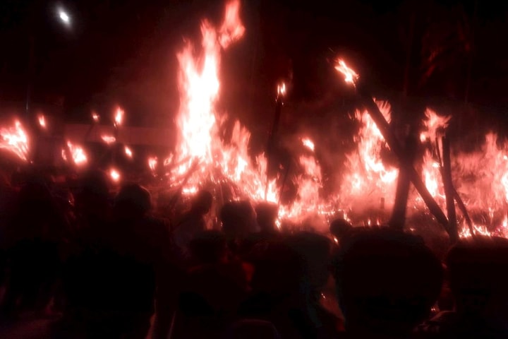 “Nộm rồng” bốc cháy vào đêm giao thừa, cả làng rước lửa thiêng về nhà