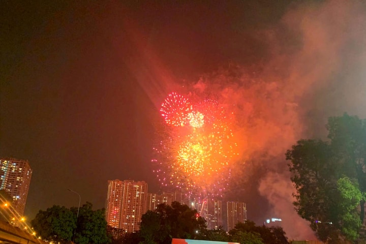 Pháo hoa rực sáng bầu trời Hà Nội mừng năm mới