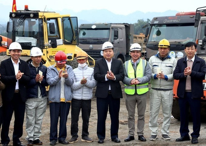 Ngày xuân rộn rã trên công trường