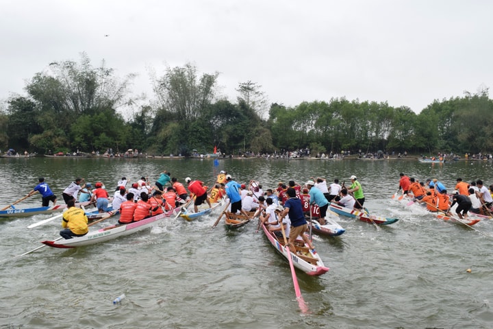 Lễ hội đua thuyền đầu năm trên sông Ô Lâu