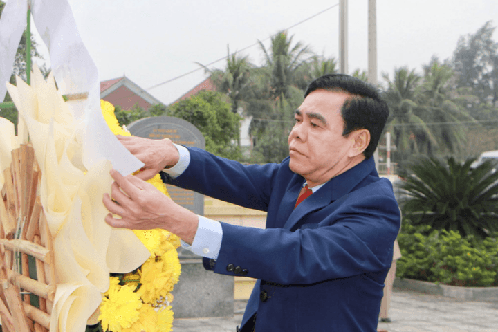 Dâng hoa tại Bến đò Thượng Trụ - Nơi thành lập Đảng bộ tỉnh Hà Tĩnh
