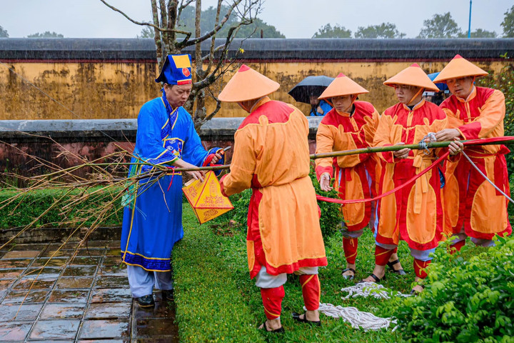 Huế: Lễ hạ nêu, khai ấn triều Nguyễn trong Hoàng cung