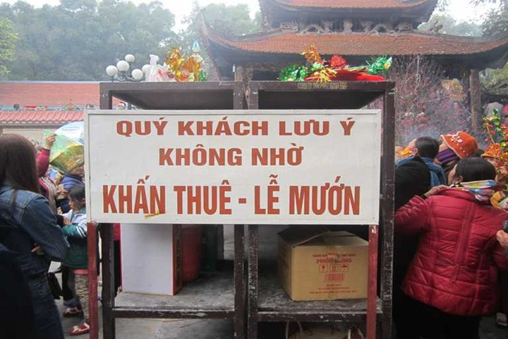 “Khấn thuê, lễ mướn” có phải là hành vi mê tín dị đoan?